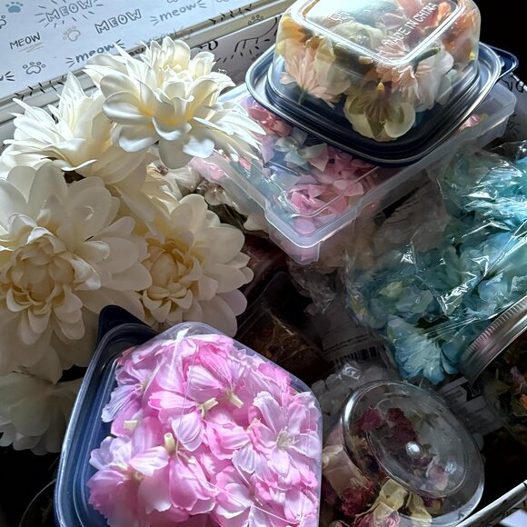 Fake flowers for arts and crafts - Picture 3 of 5